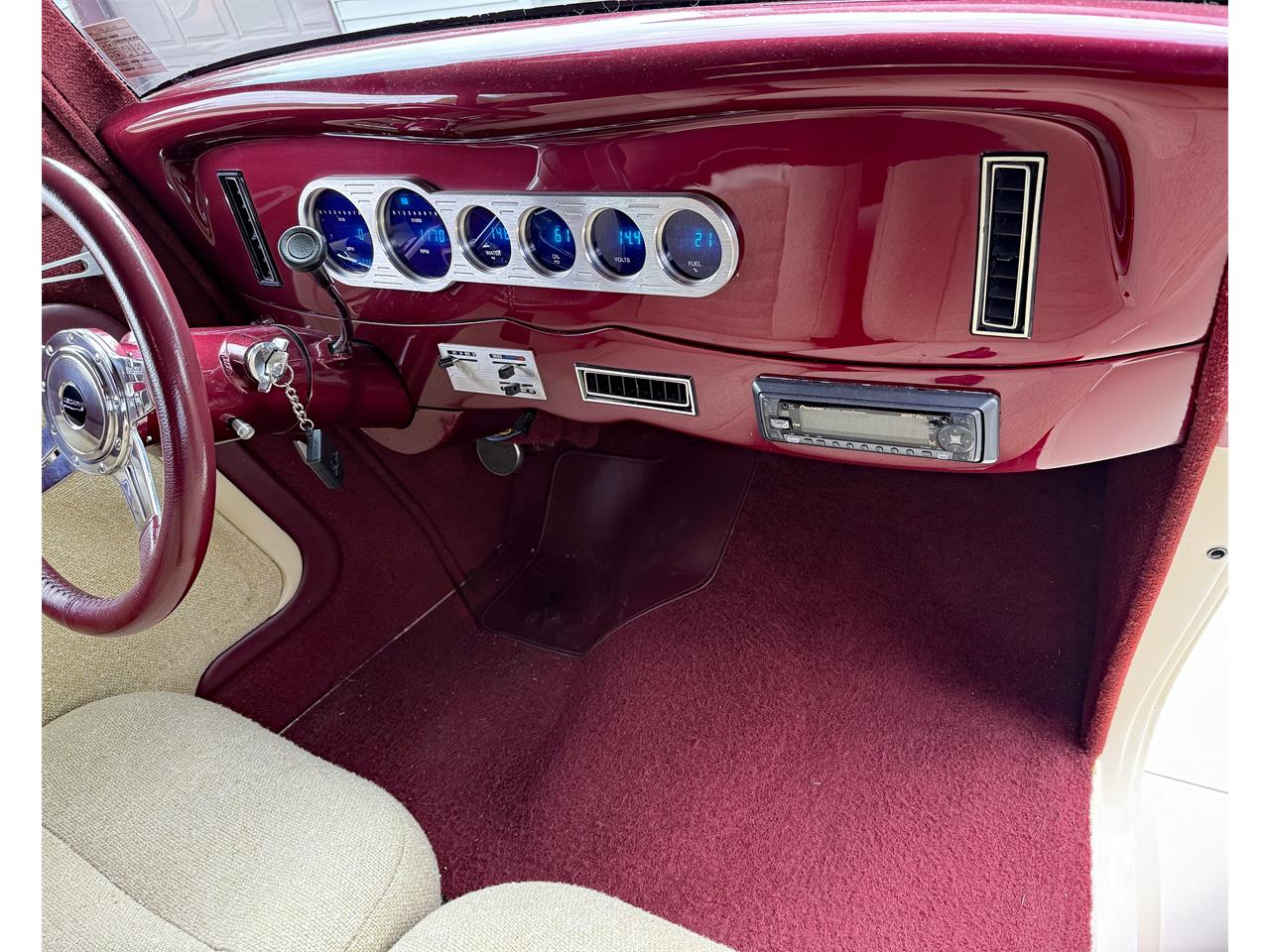 Ford-2-dr-sedan-1933-Maroon-and-cream-Maroon-and-cream-22