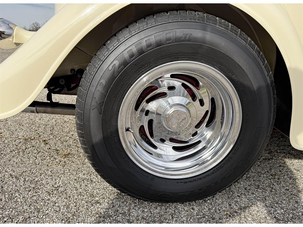Ford-2-dr-sedan-1933-Maroon-and-cream-Maroon-and-cream-27