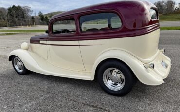 Ford-2-dr-sedan-1933-Maroon-and-cream-Maroon-and-cream