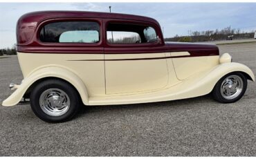 Ford-2-dr-sedan-1933-Maroon-and-cream-Maroon-and-cream-4