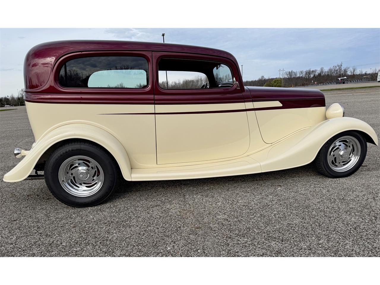 Ford-2-dr-sedan-1933-Maroon-and-cream-Maroon-and-cream-4