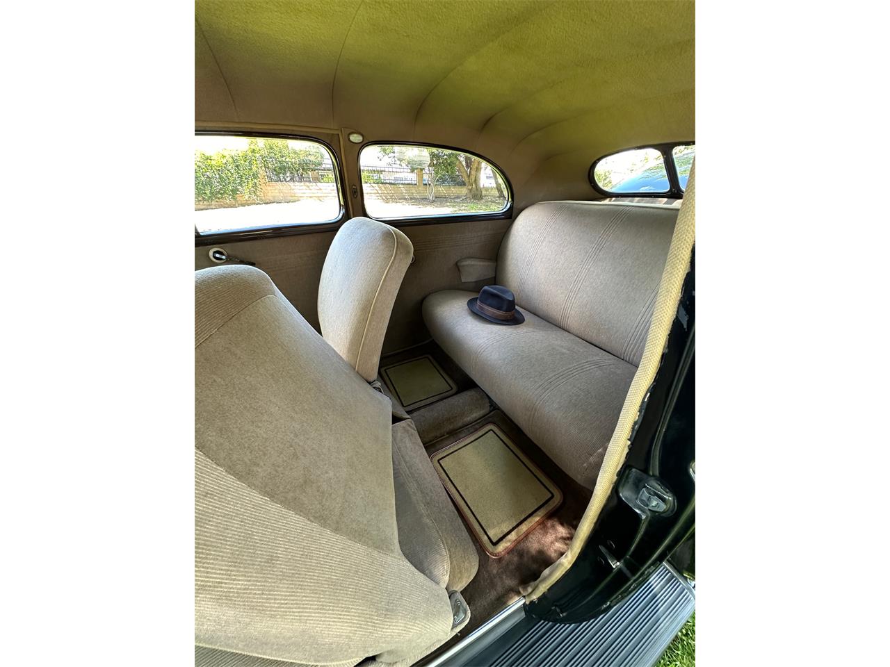 Ford-2-dr-sedan-1940-Black-Tan-11
