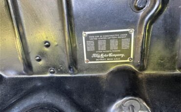 Ford-2-dr-sedan-1940-Black-Tan-21