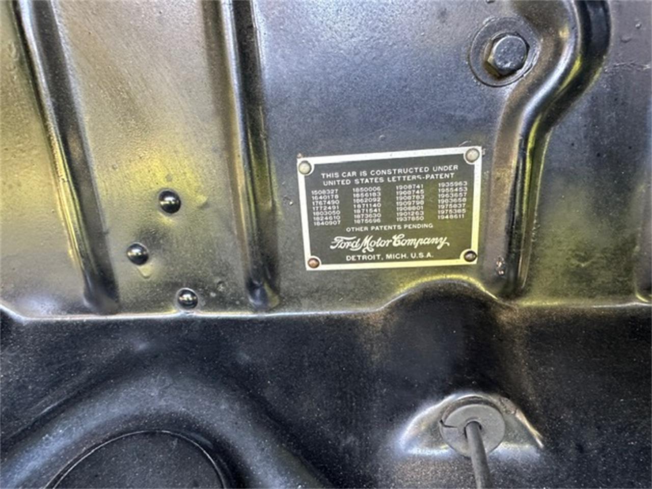 Ford-2-dr-sedan-1940-Black-Tan-21
