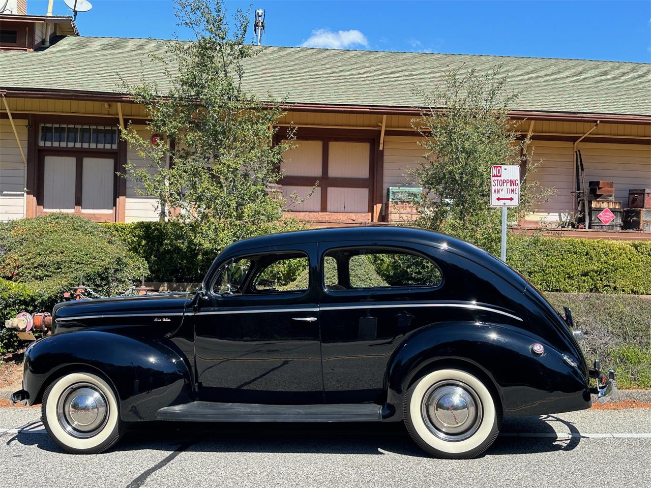 Ford-2-dr-sedan-1940-Black-Tan-22