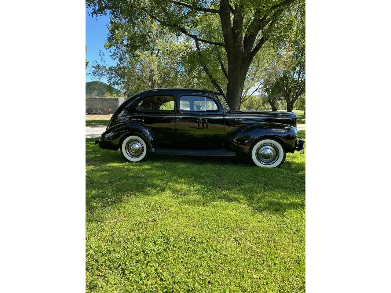 Ford-2-dr-sedan-1940-Black-Tan-23