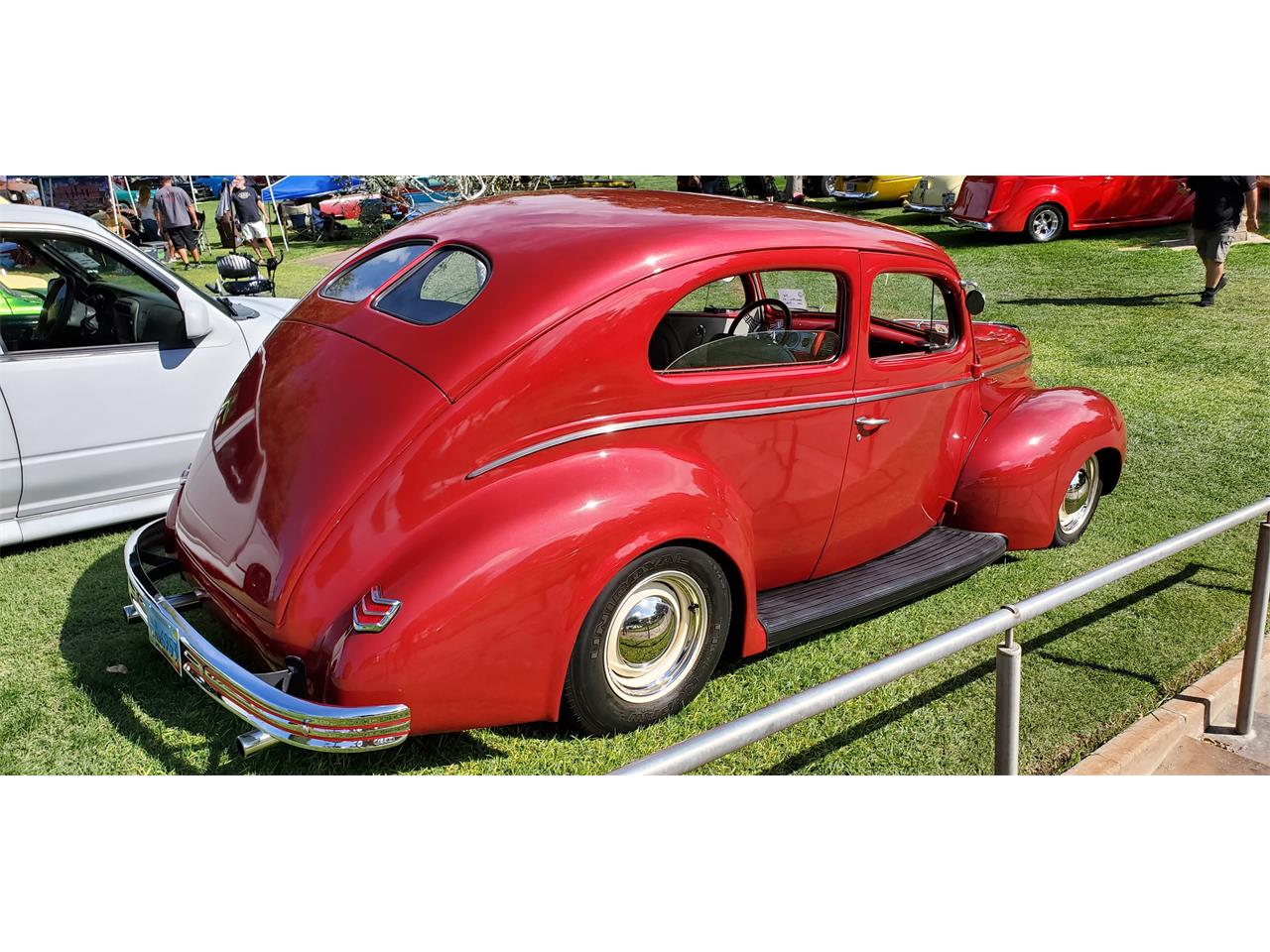 Ford-2-dr-sedan-1940-Red-Gray-2