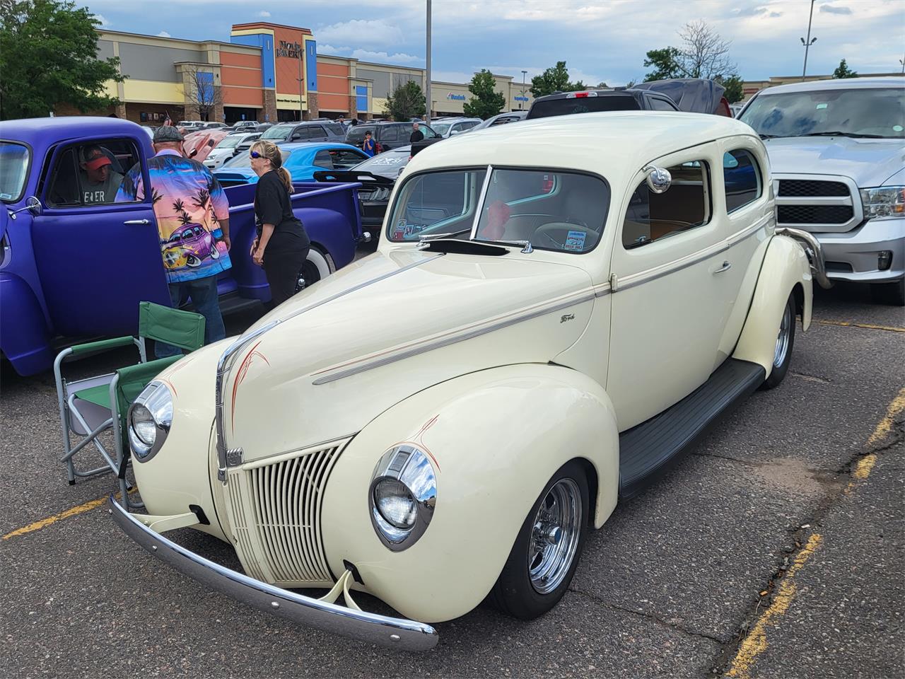 Ford-2-dr-sedan-1940-Vanilla-Shake-Tan-12