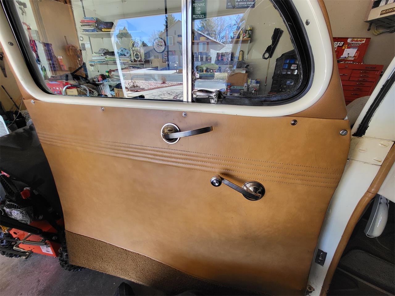 Ford-2-dr-sedan-1940-Vanilla-Shake-Tan-4
