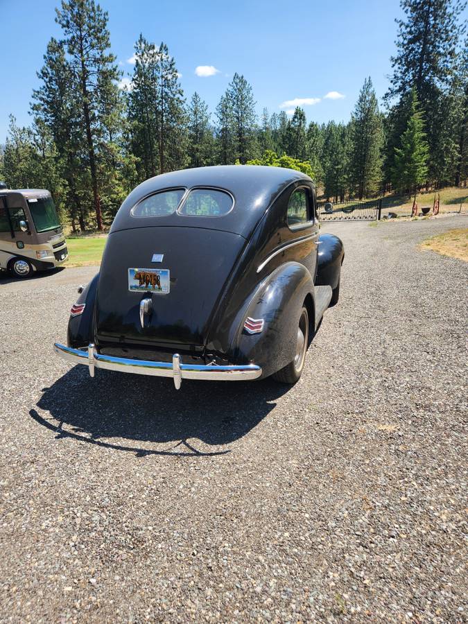 Ford-2-dr-sedan-1940-black-10