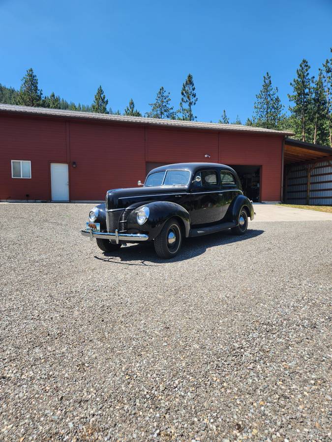 Ford-2-dr-sedan-1940-black-11