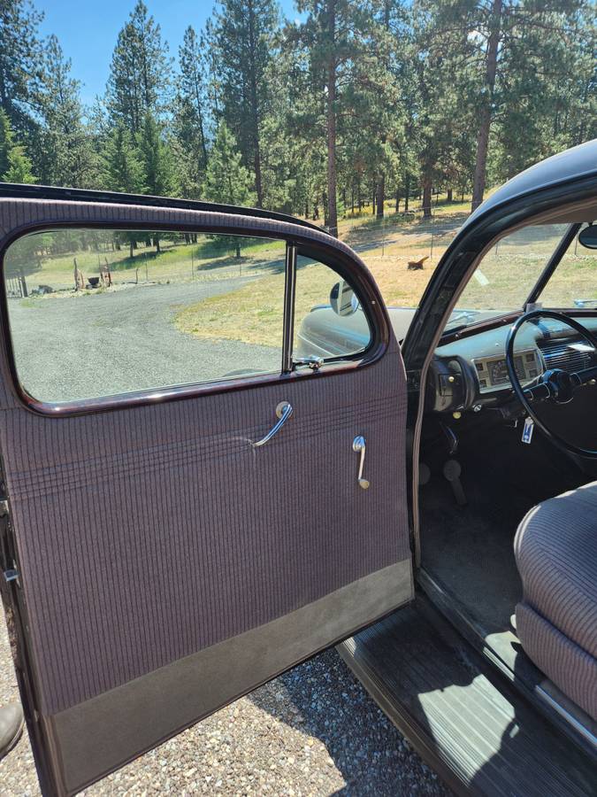 Ford-2-dr-sedan-1940-black-6