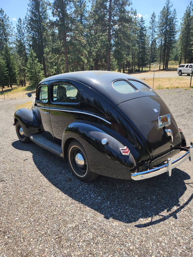 Ford-2-dr-sedan-1940-black-9