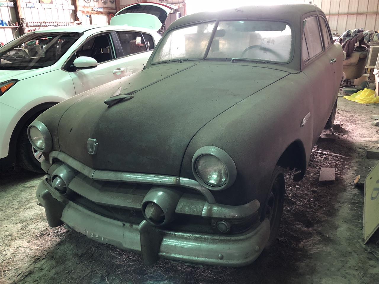 Ford-2-dr-sedan-1951-Black-surface-rust-Gray-and-Red-cloth-5
