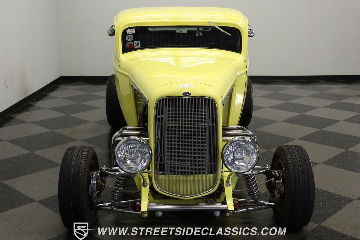 Ford-3-Window-1932-Coupe-15