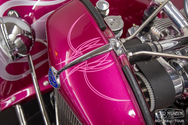 Ford-3-window-1932-Rosewood-Metallic-White-Rose-Leather-15