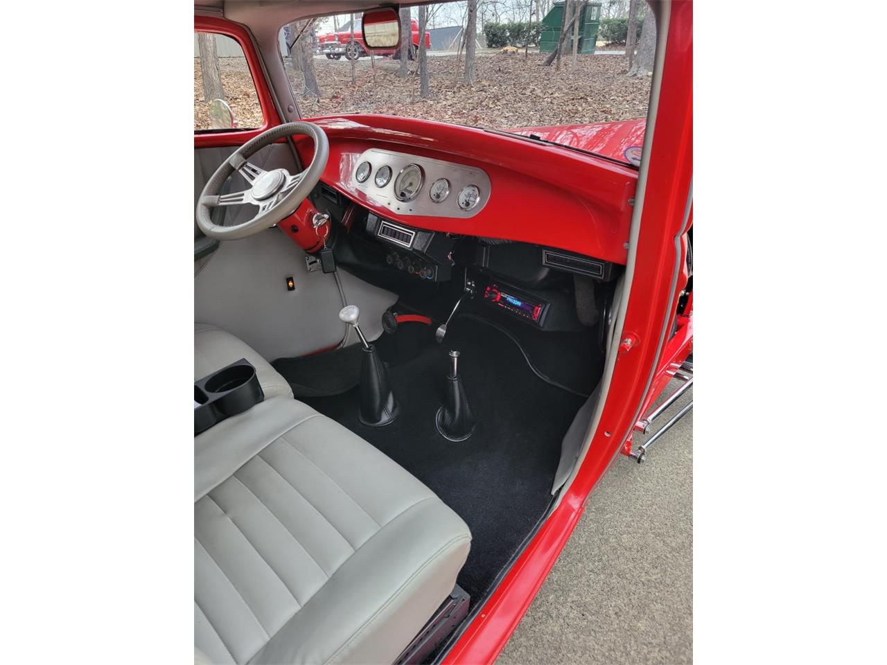Ford-3-window-coupe-1932-Red-Gray-11