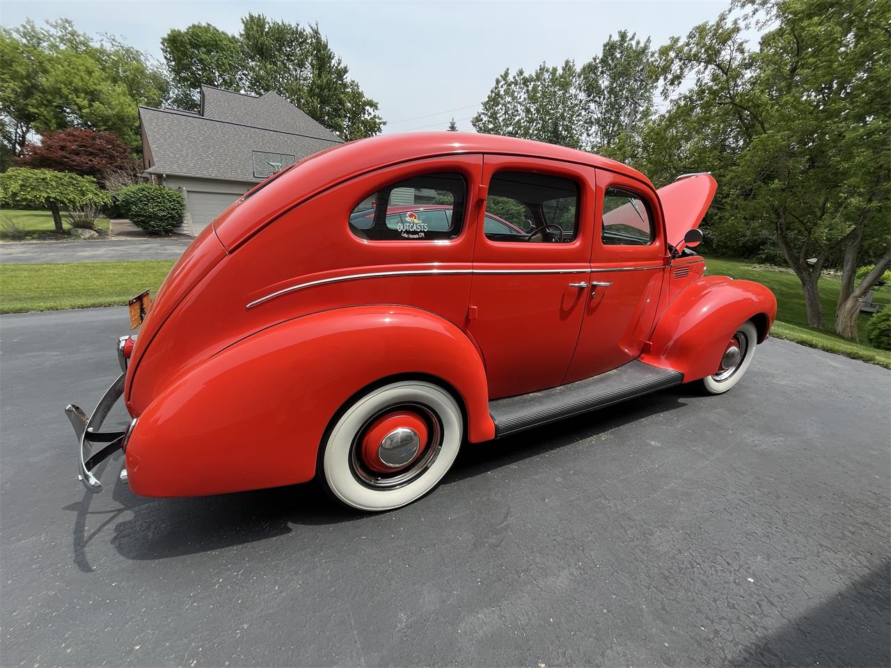 Ford-4-dr-sedan-1939-Vermillion-Red-Tan-1