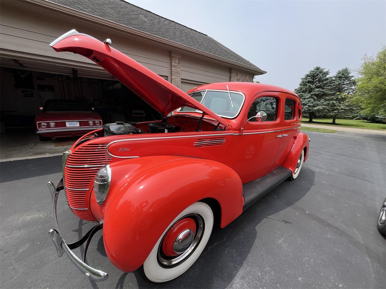 Ford-4-dr-sedan-1939-Vermillion-Red-Tan-17