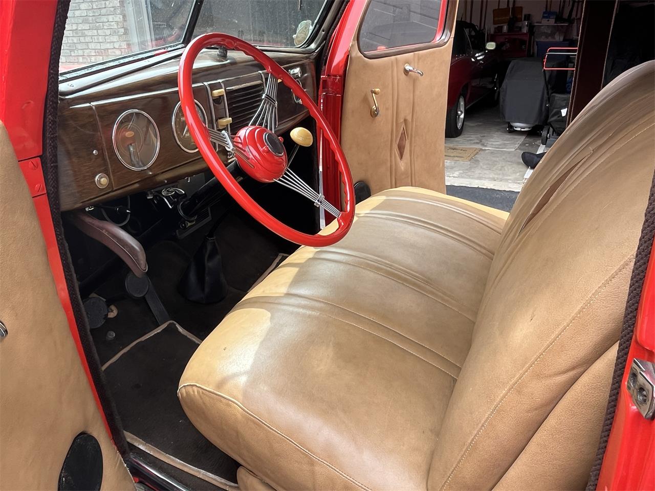 Ford-4-dr-sedan-1939-Vermillion-Red-Tan-20