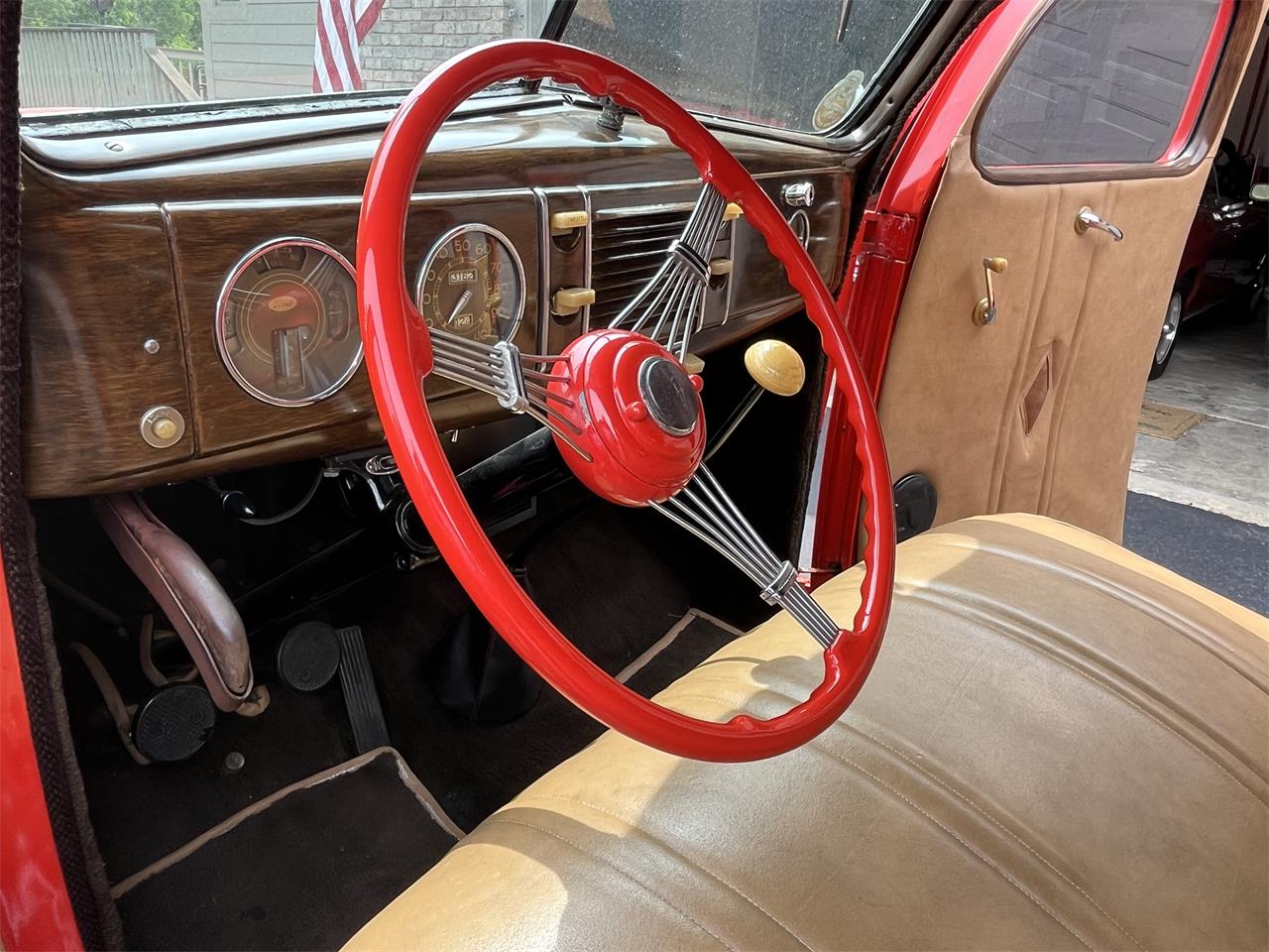 Ford-4-dr-sedan-1939-Vermillion-Red-Tan-3
