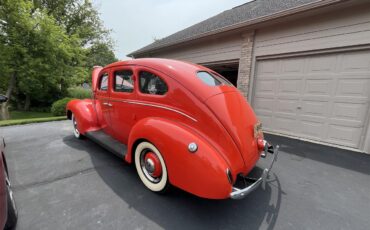 Ford-4-dr-sedan-1939-Vermillion-Red-Tan