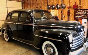 Ford-4-dr-sedan-1947-Black-Black-and-white