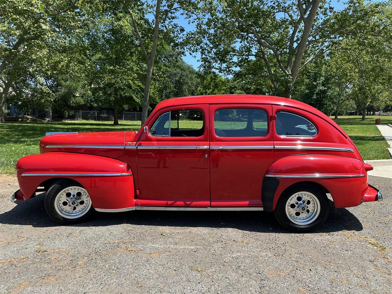Ford-4-dr-sedan-1947-Red-Grey-1