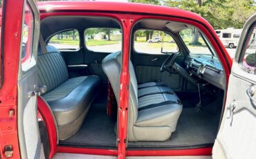 Ford-4-dr-sedan-1947-Red-Grey-10