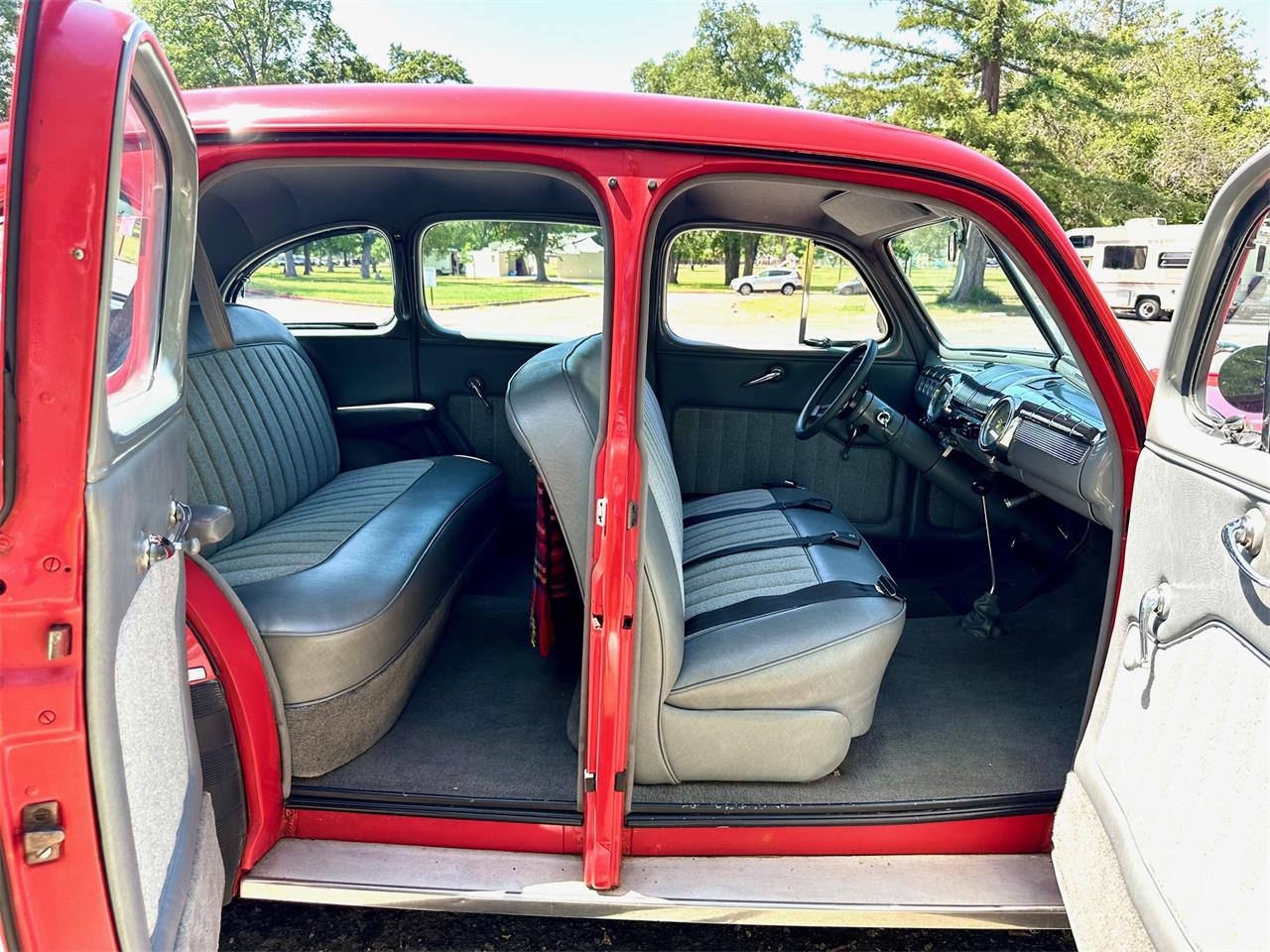 Ford-4-dr-sedan-1947-Red-Grey-10
