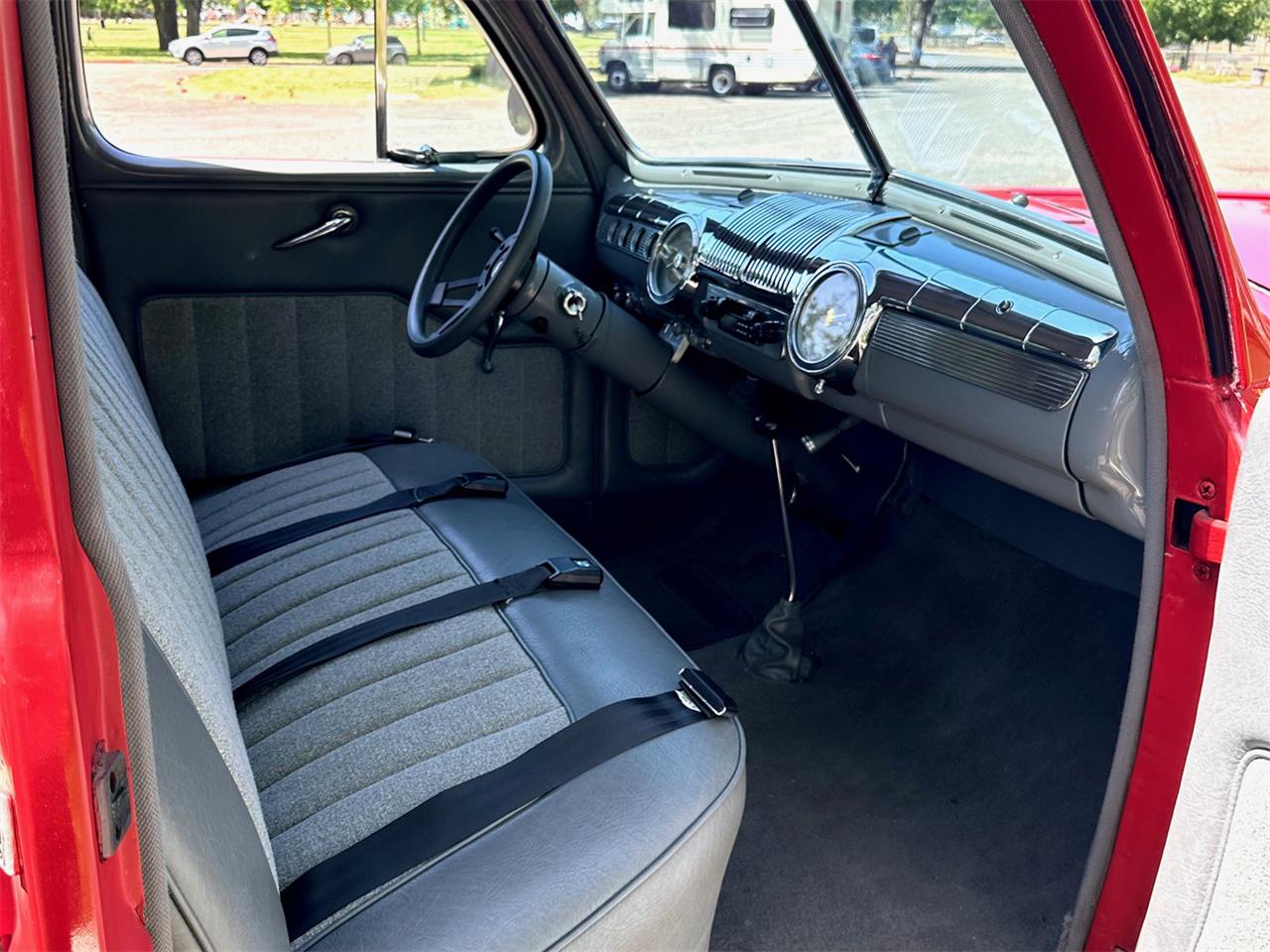 Ford-4-dr-sedan-1947-Red-Grey-11