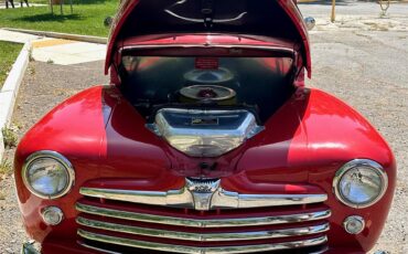 Ford-4-dr-sedan-1947-Red-Grey-14