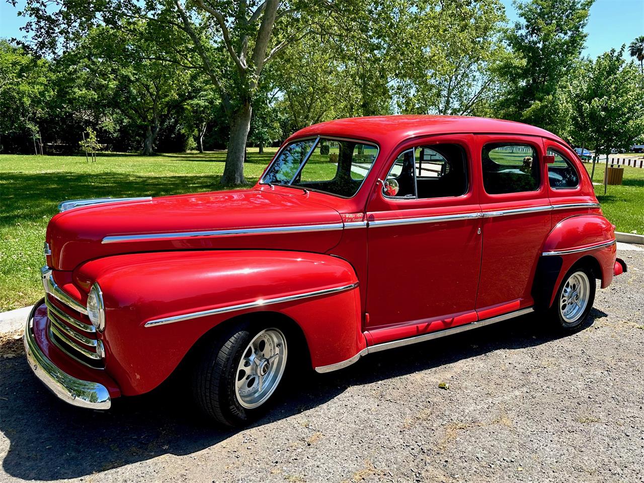 Ford-4-dr-sedan-1947-Red-Grey-15