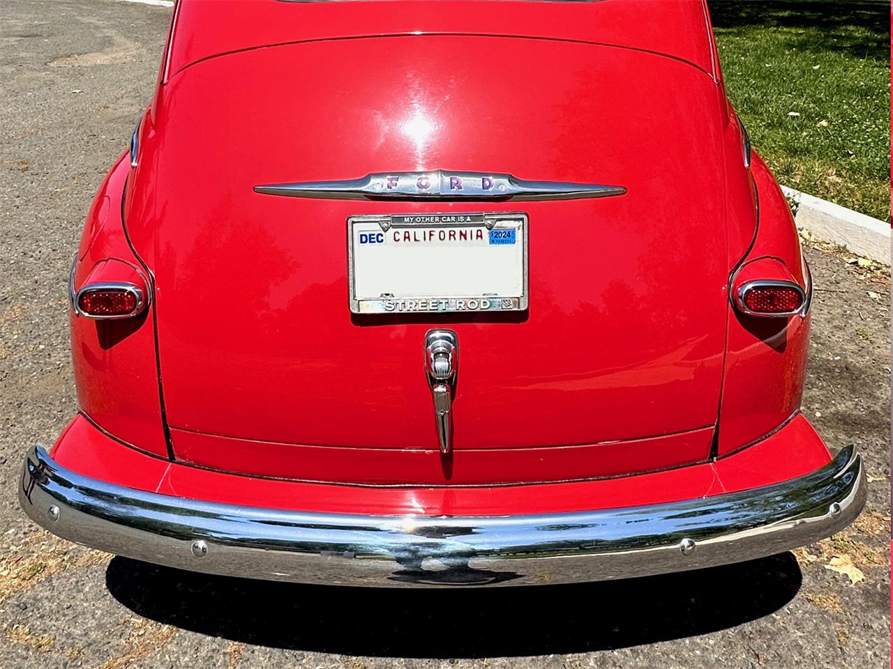 Ford-4-dr-sedan-1947-Red-Grey-2