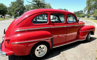 Ford-4-dr-sedan-1947-Red-Grey-3