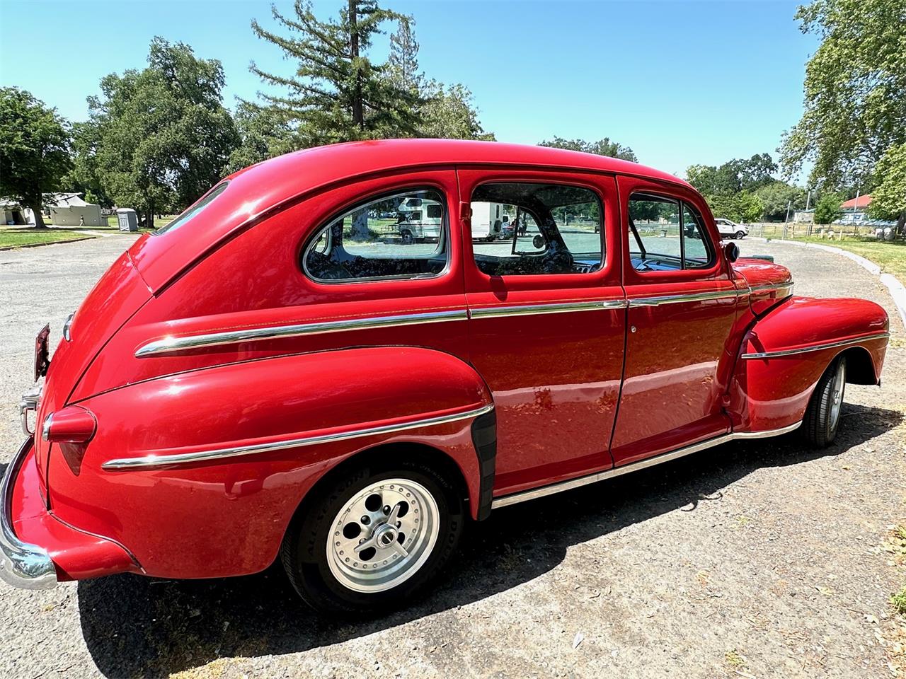 Ford-4-dr-sedan-1947-Red-Grey-3