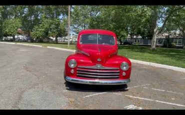 Ford-4-dr-sedan-1947-Red-Grey