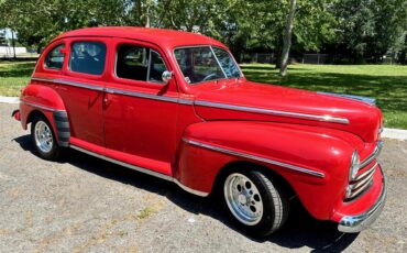 Ford-4-dr-sedan-1947-Red-Grey-4