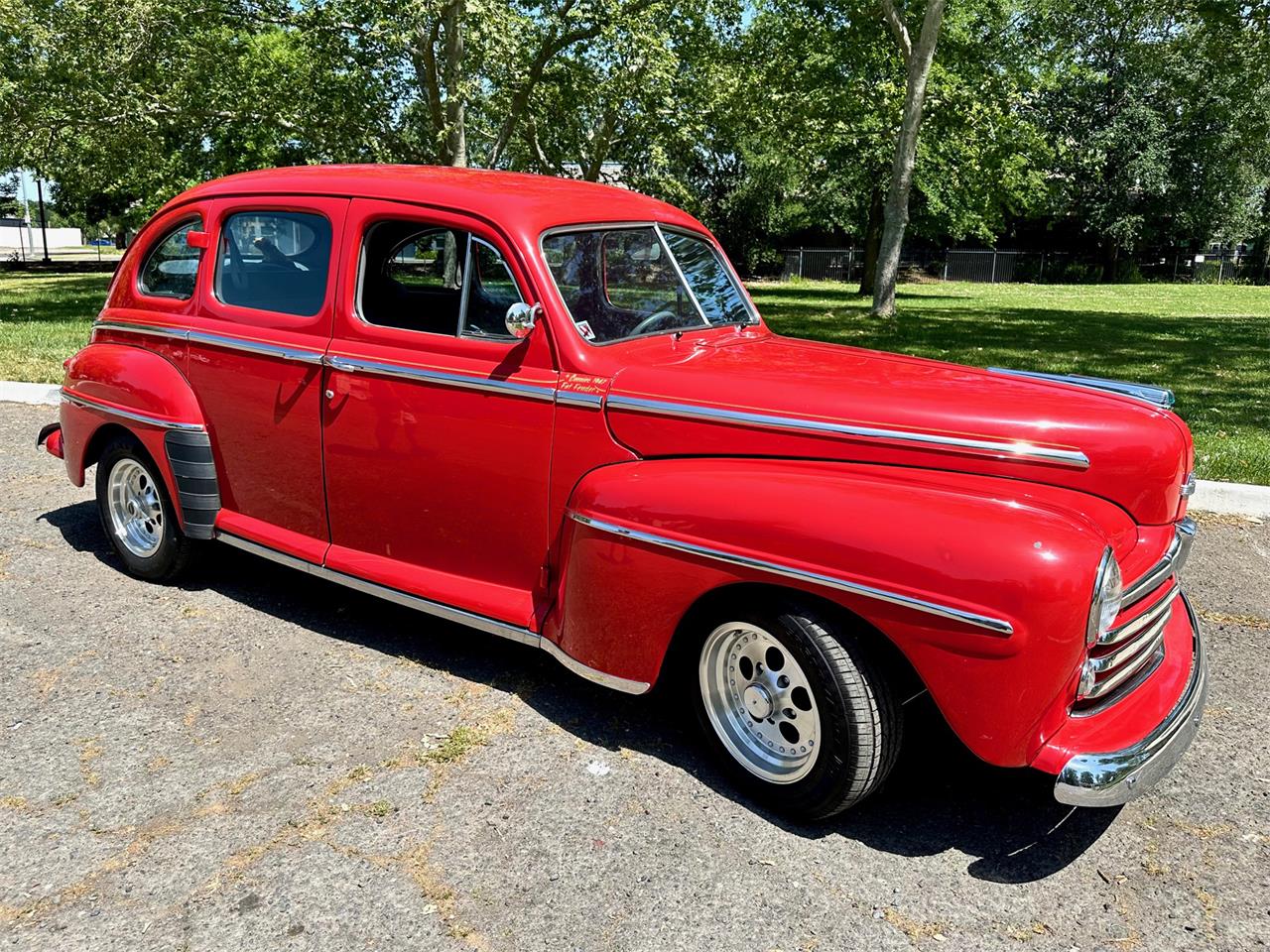 Ford-4-dr-sedan-1947-Red-Grey-4