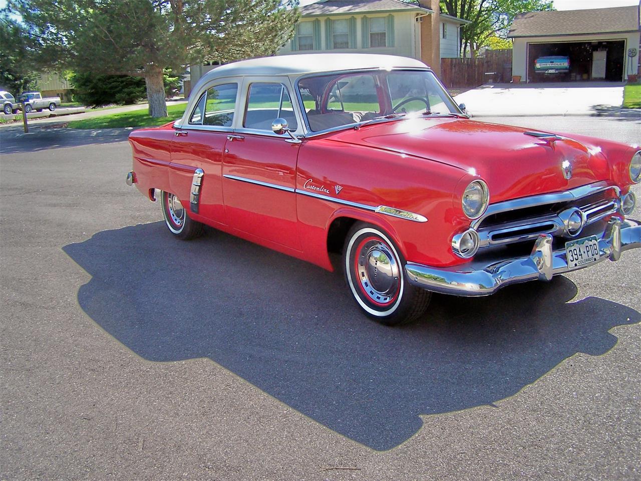 Ford-4-dr-sedan-1952-RedWhite-gray-1