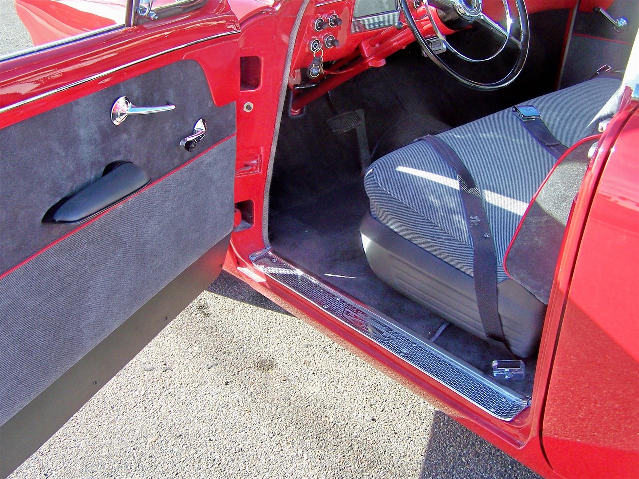 Ford-4-dr-sedan-1952-RedWhite-gray-3