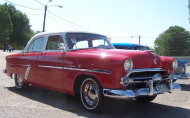 Ford-4-dr-sedan-1952-RedWhite-gray