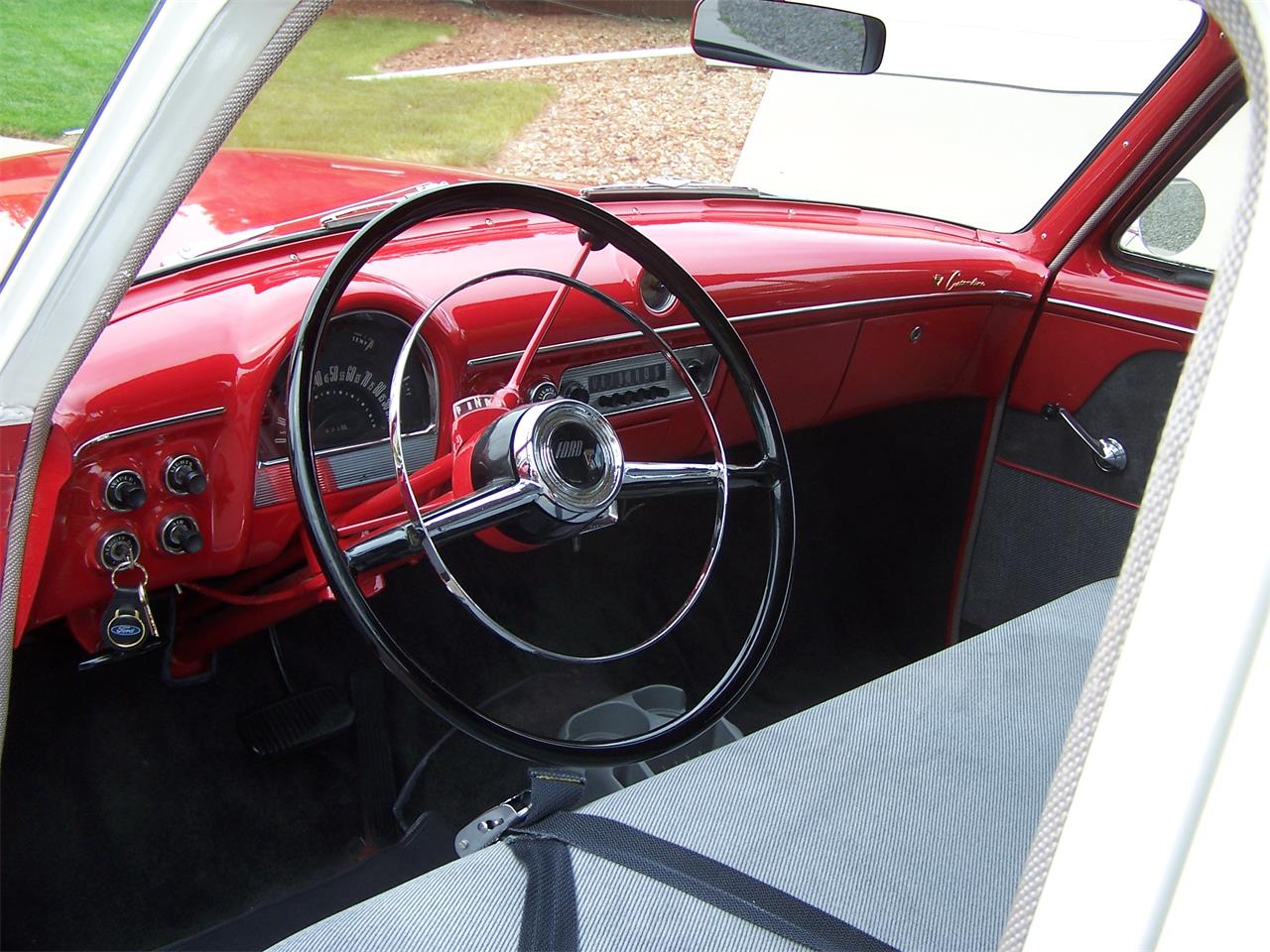 Ford-4-dr-sedan-1952-RedWhite-gray-4