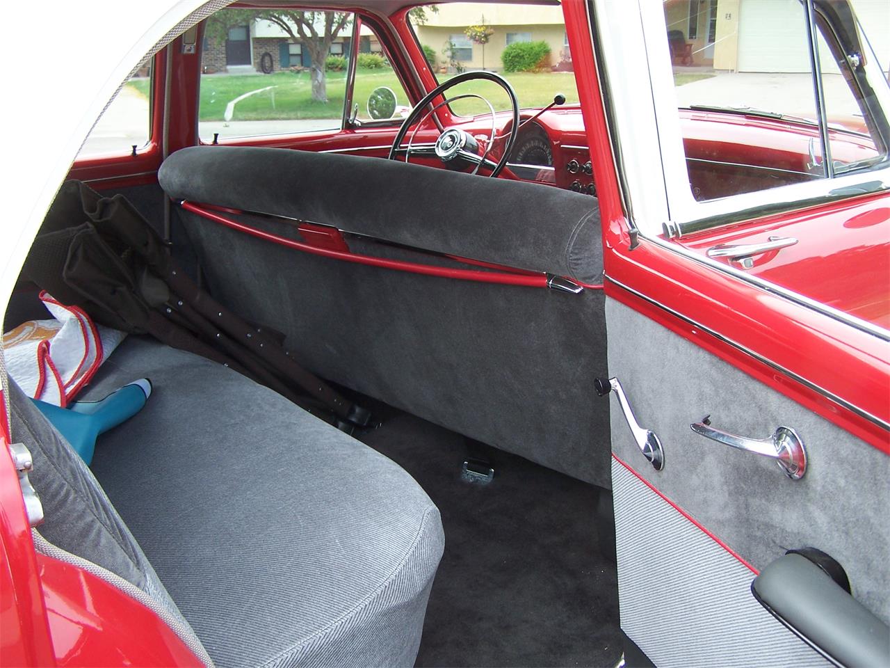 Ford-4-dr-sedan-1952-RedWhite-gray-5