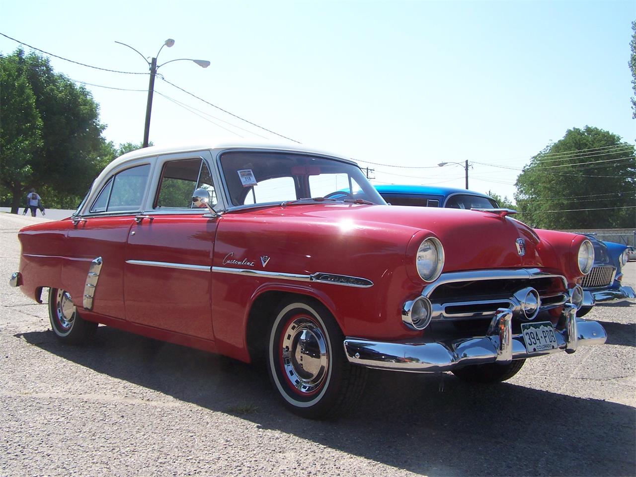 Ford-4-dr-sedan-1952-RedWhite-gray