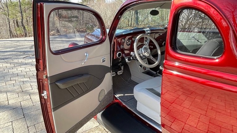 Ford-5-window-1936-Red-Beige-21