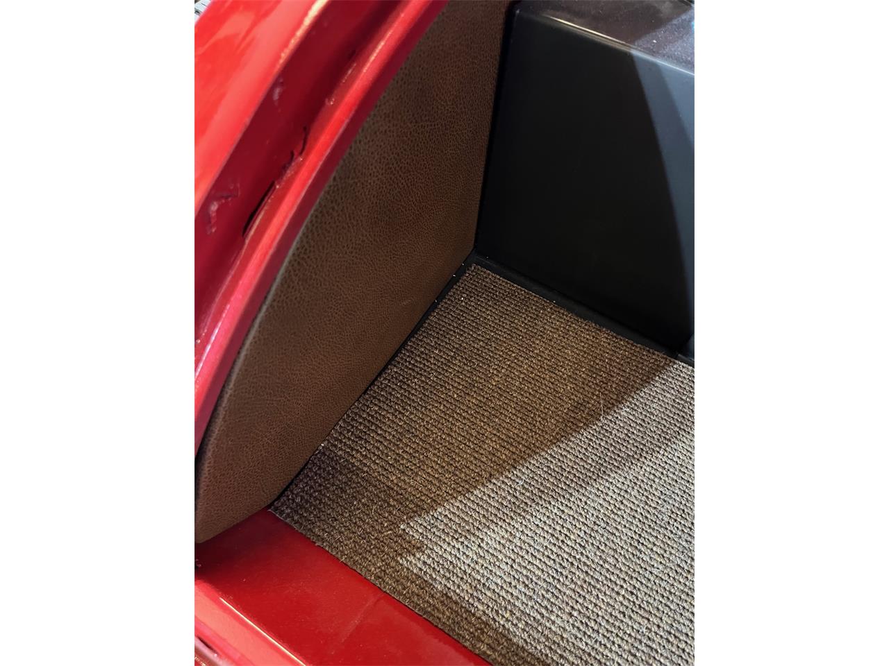 Ford-5-window-coupe-1930-Red-Brown-17