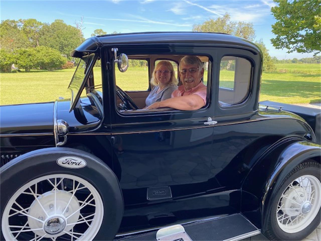 Ford-5-window-coupe-1931-Black-Tan-1