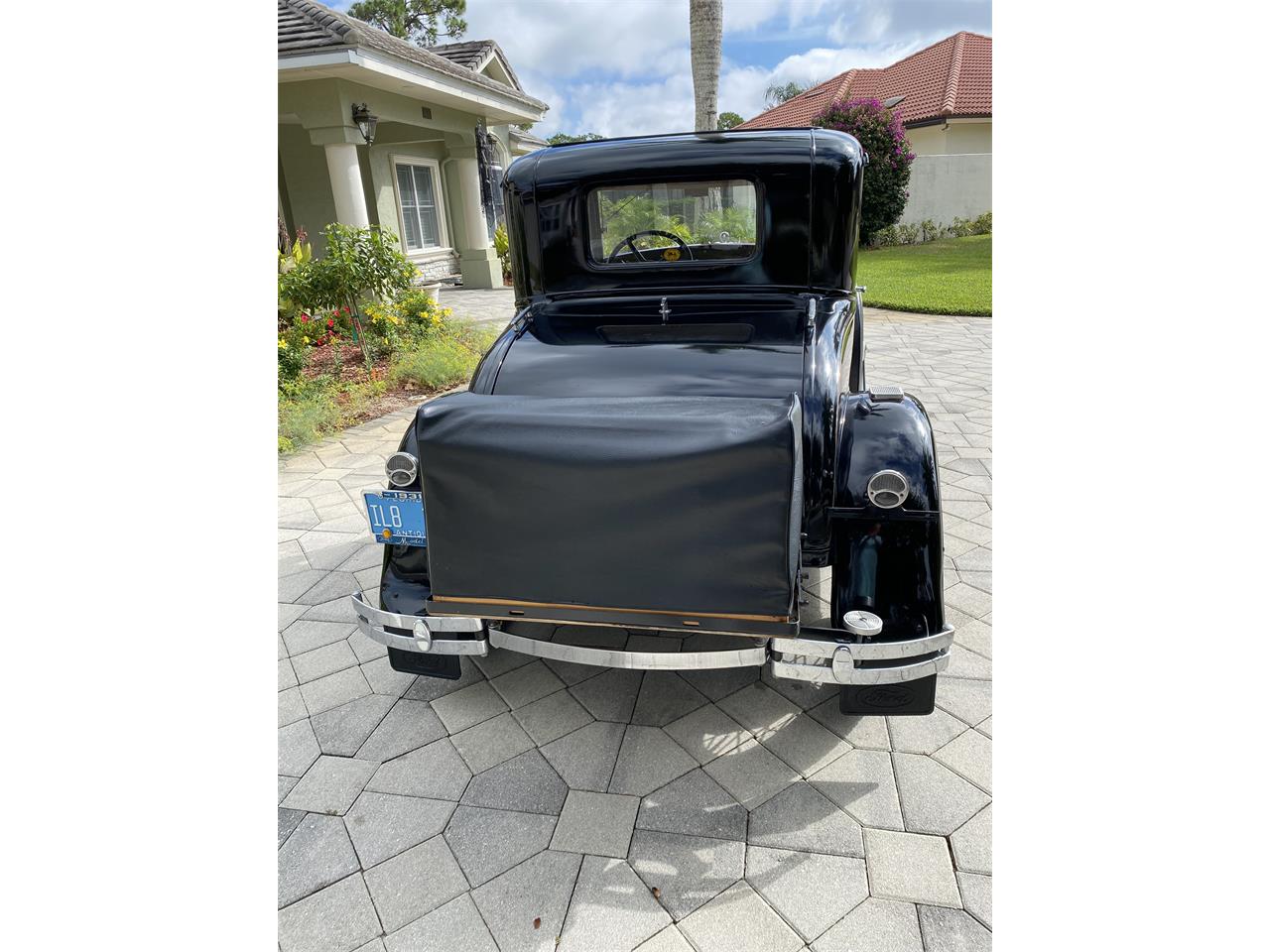 Ford-5-window-coupe-1931-Black-Tan-14