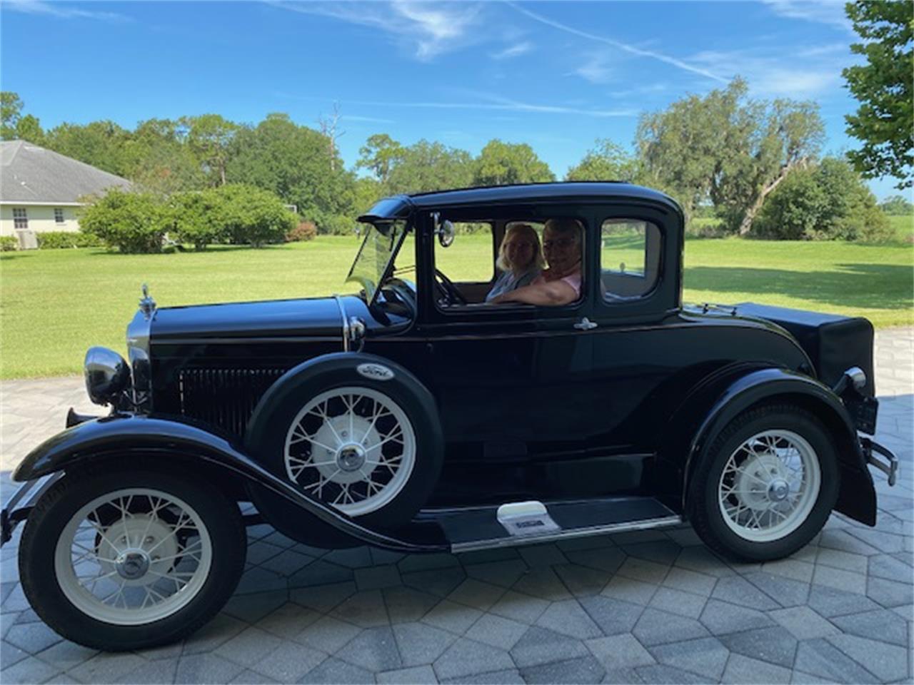 Ford-5-window-coupe-1931-Black-Tan-2